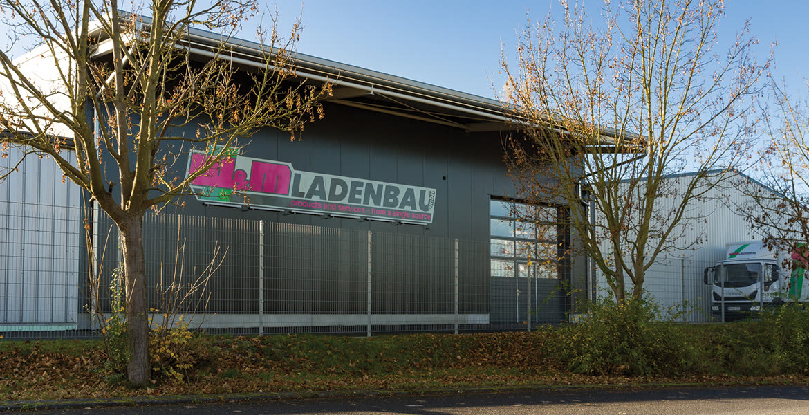 Eingangsbereich der W&M Ladenbau GmbH mit Firmenlogo