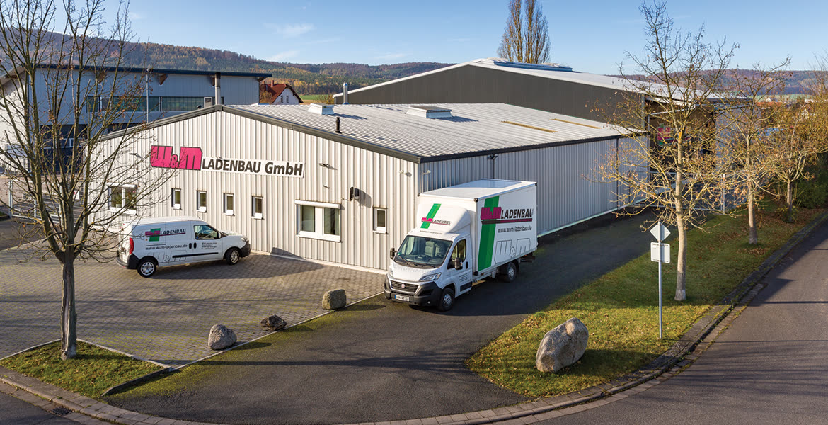 W&M Ladenbau Firmengebäude mit Fuhrpark