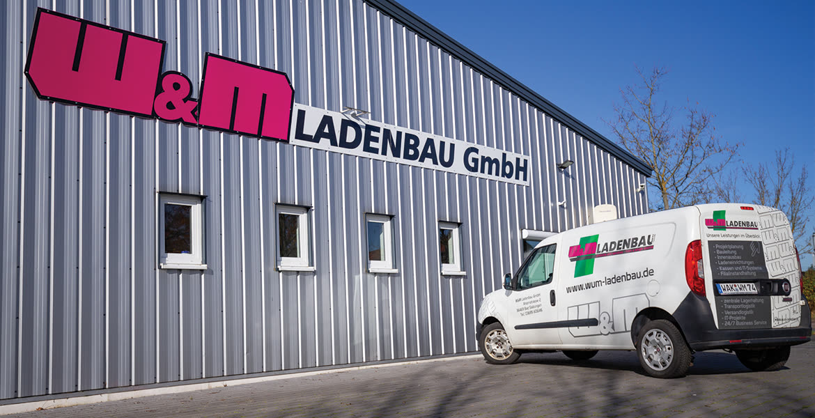 W&M Ladenbau Firmenschild mit Lieferwagen